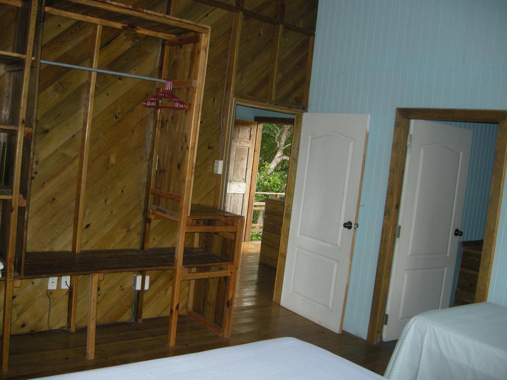 Apartments Chez Milady Utila Exterior photo