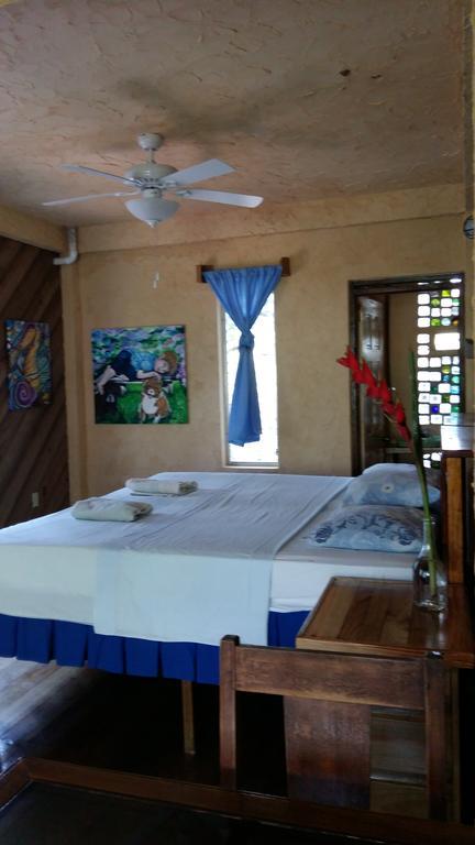 Apartments Chez Milady Utila Exterior photo