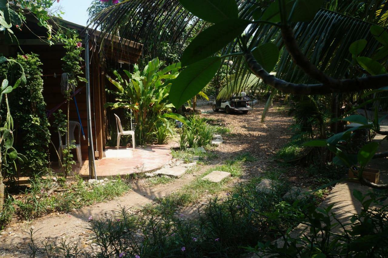 Apartments Chez Milady Utila Exterior photo